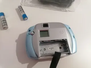 Mini cámara digital azul y plateada