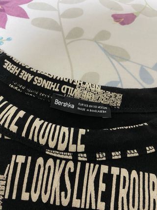 Top Bershka manga larga estampado periódico
