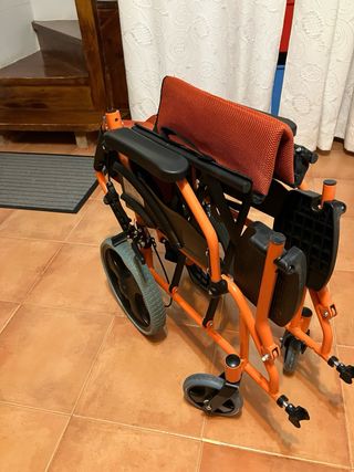 Silla de ruedas naranja plegable