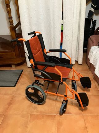 Silla de ruedas naranja plegable