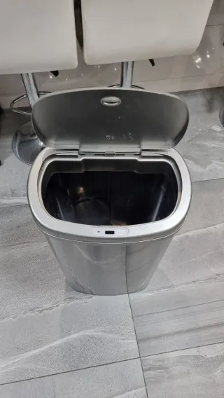 Cubo basura automático Amazon Basics 50L