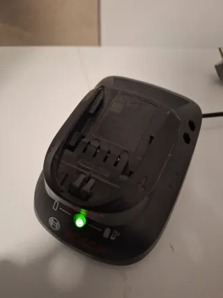 Cargador Bosch 14,4V Li-Ion 1,5Ah Batería incluida
