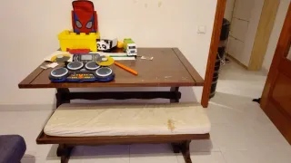 Mesa de madera y plástico
