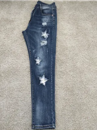 Vaqueros Desgastados con Estrellas y Lentejuelas