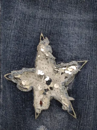 Vaqueros Desgastados con Estrellas y Lentejuelas