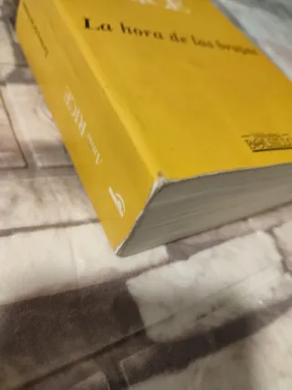 La Hora de Las Brujas (Spanish Edition)