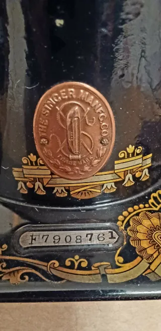 Máquina de coser SINGER antigua