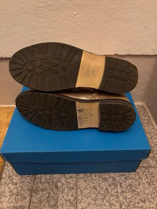 Botines dorados y rosas para niña.