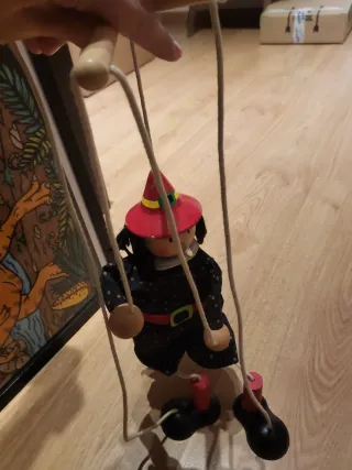 Marioneta bruja madera y tela.
