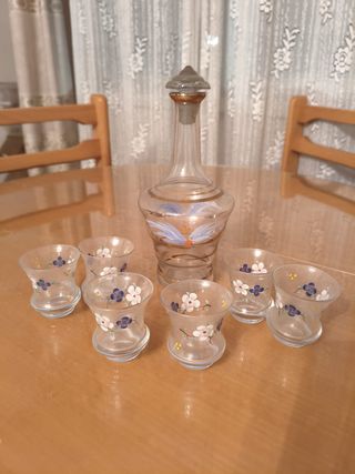 Juego de copas y licorera decorada