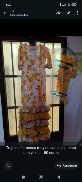 Traje de flamenca blanco y amarillo