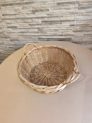 Cesta redonda de mimbre con asas