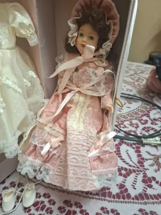 Muñeca de colección  con su armario