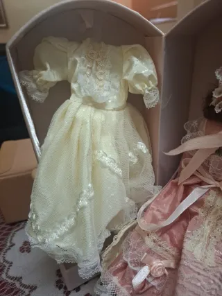 Muñeca de colección  con su armario