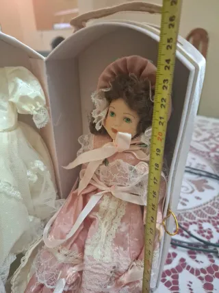 Muñeca de colección  con su armario
