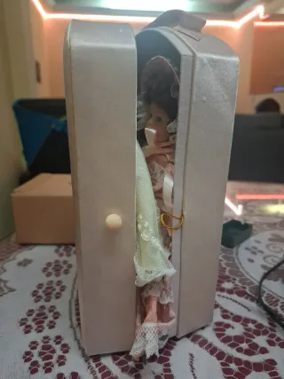 Muñeca de colección  con su armario