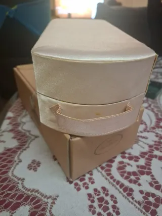 Muñeca de colección  con su armario