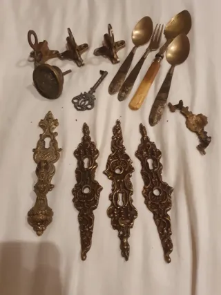 Lote Bronce Antiguo: Tiradores, Llave, Cucharas