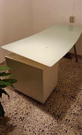 Escritorio de cristal y metal