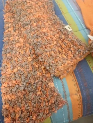 Bufanda y guantes naranjas y gris