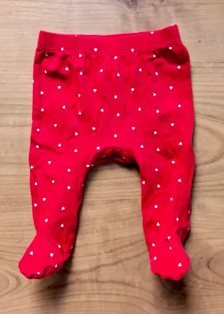 Polaina bebé roja con corazones blancos