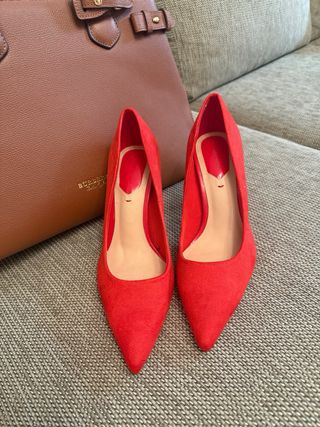 Zapatos de tacón rojos