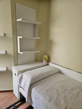 Cama nido blanca con estantería