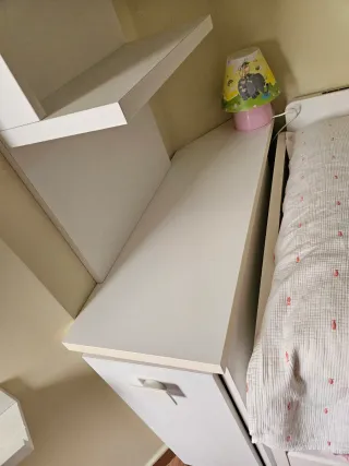 Cama nido blanca con estantería