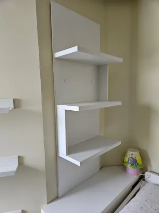 Cama nido blanca con estantería