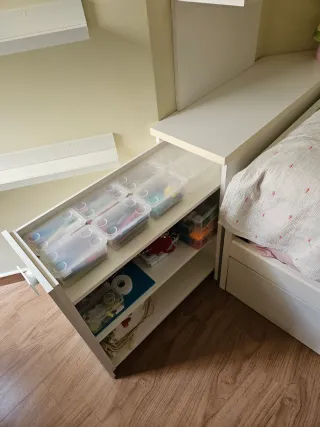 Cama nido blanca con estantería