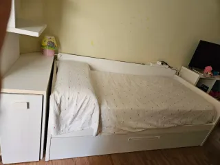 Cama nido blanca con estantería