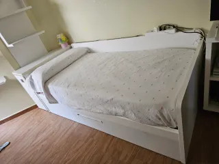 Cama nido blanca con estantería
