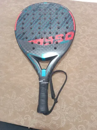 Pala pádel Kuikma 990 Hard con su bolsa.