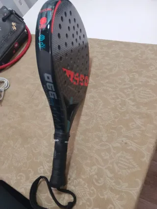 Pala pádel Kuikma 990 Hard con su bolsa.