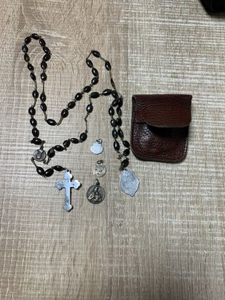 Lote religioso: rosario y medallas