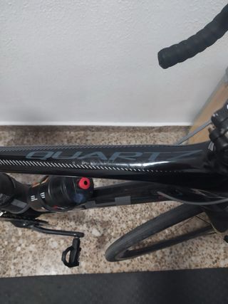 Bicicleta de carretera BH negra