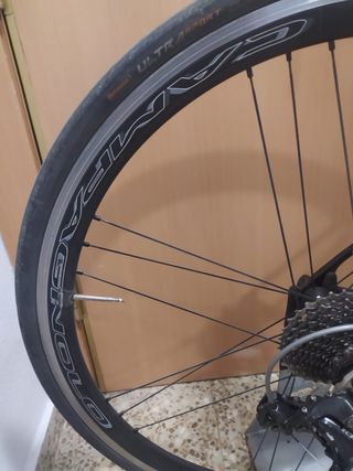 Bicicleta de carretera BH negra