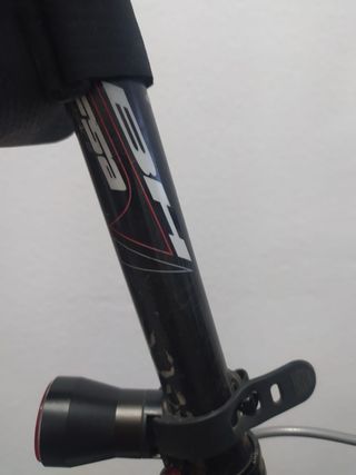 Bicicleta de carretera BH negra