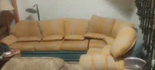 Sofá chaiselongue tela azul y amarillo