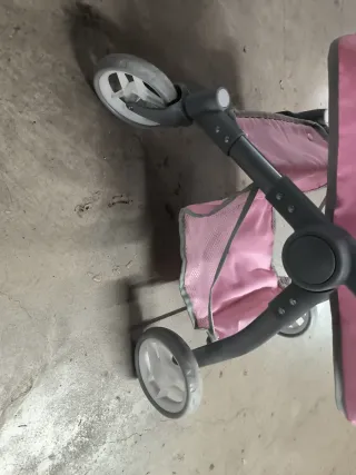 Cochecito de juguete rosa