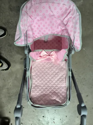 Cochecito de juguete rosa