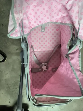 Cochecito de juguete rosa