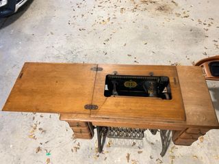 Máquina de coser Singer con mesa de madera