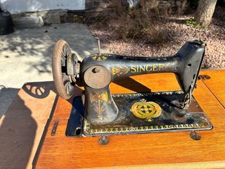 Máquina de coser Singer con mesa de madera