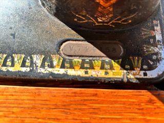 Máquina de coser Singer con mesa de madera