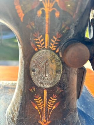 Máquina de coser Singer con mesa de madera