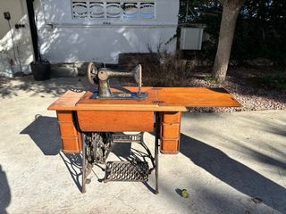 Máquina de coser Singer con mesa de madera