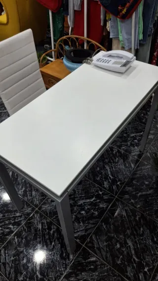 Mesa extensible gris y blanca