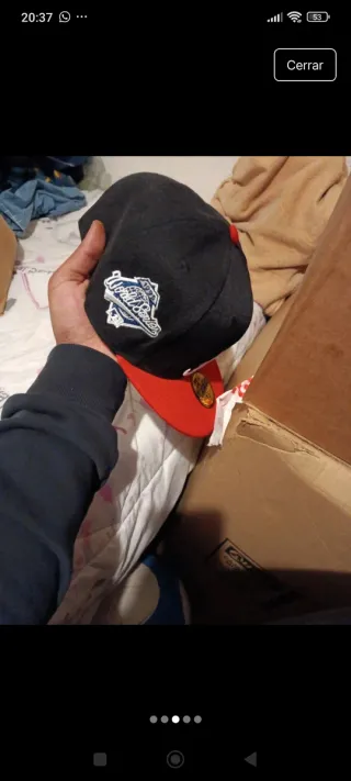 Gorra negra con visera roja