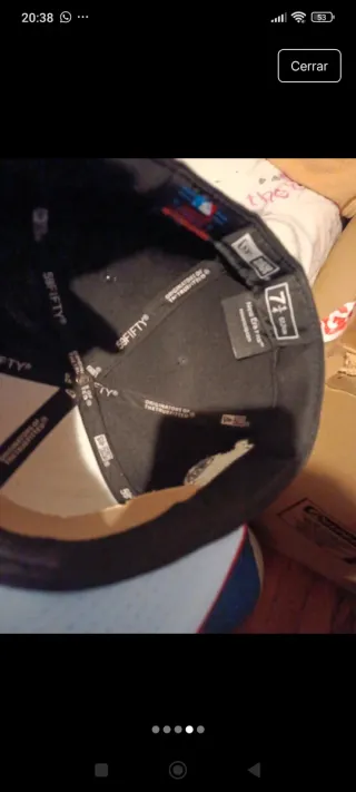 Gorra negra con visera roja